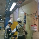Steam header adalah pipa utama dalam sistem distribusi uap yang berfungsi mengumpulkan uap dari beberapa boiler dan menyalurkannya ke berbagai jalur pemakaian. Komponen ini berperan penting dalam menjaga kestabilan tekanan uap serta memastikan distribusi yang merata ke peralatan atau proses industri yang membutuhkan.