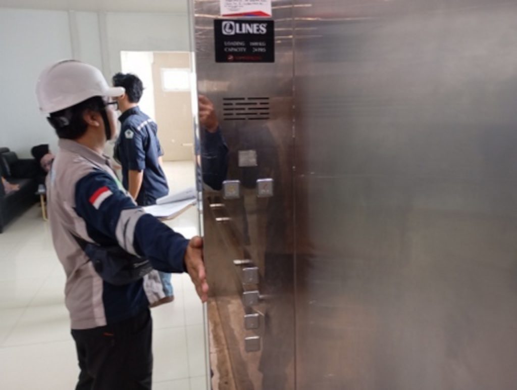 Syarat Lift Rumah Sakit 4 Syarat lift rumah sakit adalah seperangkat ketentuan teknis dan regulasi yang menjamin bahwa lift dapat mendukung aktivitas medis dengan aman dan efisien. Persyaratan ini tidak hanya berkaitan dengan dimensi fisik, tetapi juga menyangkut sistem keselamatan, kebersihan, dan kepatuhan terhadap standar nasional atau internasional.