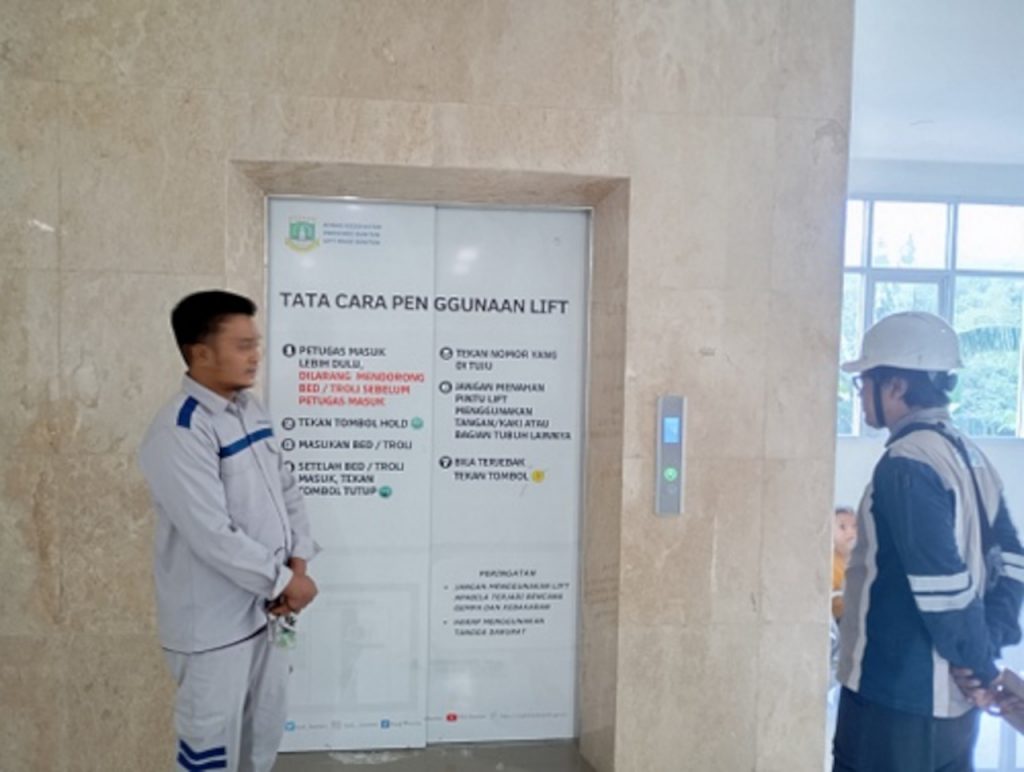 Syarat Lift Rumah Sakit 3 Syarat lift rumah sakit adalah pedoman teknis yang wajib dipenuhi agar alat transportasi vertikal ini dapat digunakan secara aman oleh pasien, tenaga medis, dan pengunjung. Dari kapasitas angkut hingga aksesibilitas bagi penyandang disabilitas, setiap elemen harus dirancang sesuai dengan fungsi vital rumah sakit.