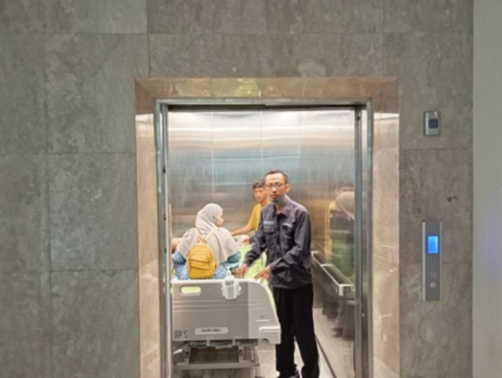 Syarat Lift Rumah Sakit 2 Syarat lift rumah sakit adalah standar yang mengatur bagaimana lift harus dirancang dan dioperasikan agar dapat menunjang kebutuhan medis secara optimal. Hal ini mencakup ukuran kabin yang cukup untuk tandu, sistem pengamanan, serta pengoperasian darurat dalam situasi krisis seperti kebakaran atau pemadaman listrik.