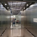 Syarat lift rumah sakit merupakan bagian penting dari perencanaan dan pengelolaan fasilitas kesehatan yang berfokus pada keselamatan pasien dan kelancaran pelayanan. Ketentuan ini mencakup ukuran kabin, kapasitas beban, pemisahan fungsi (seperti lift bersih dan kotor), hingga pemenuhan standar konstruksi dan regulasi pemerintah. Memastikan lift rumah sakit memenuhi persyaratan ini berarti melindungi nyawa serta mendukung efisiensi operasional harian.