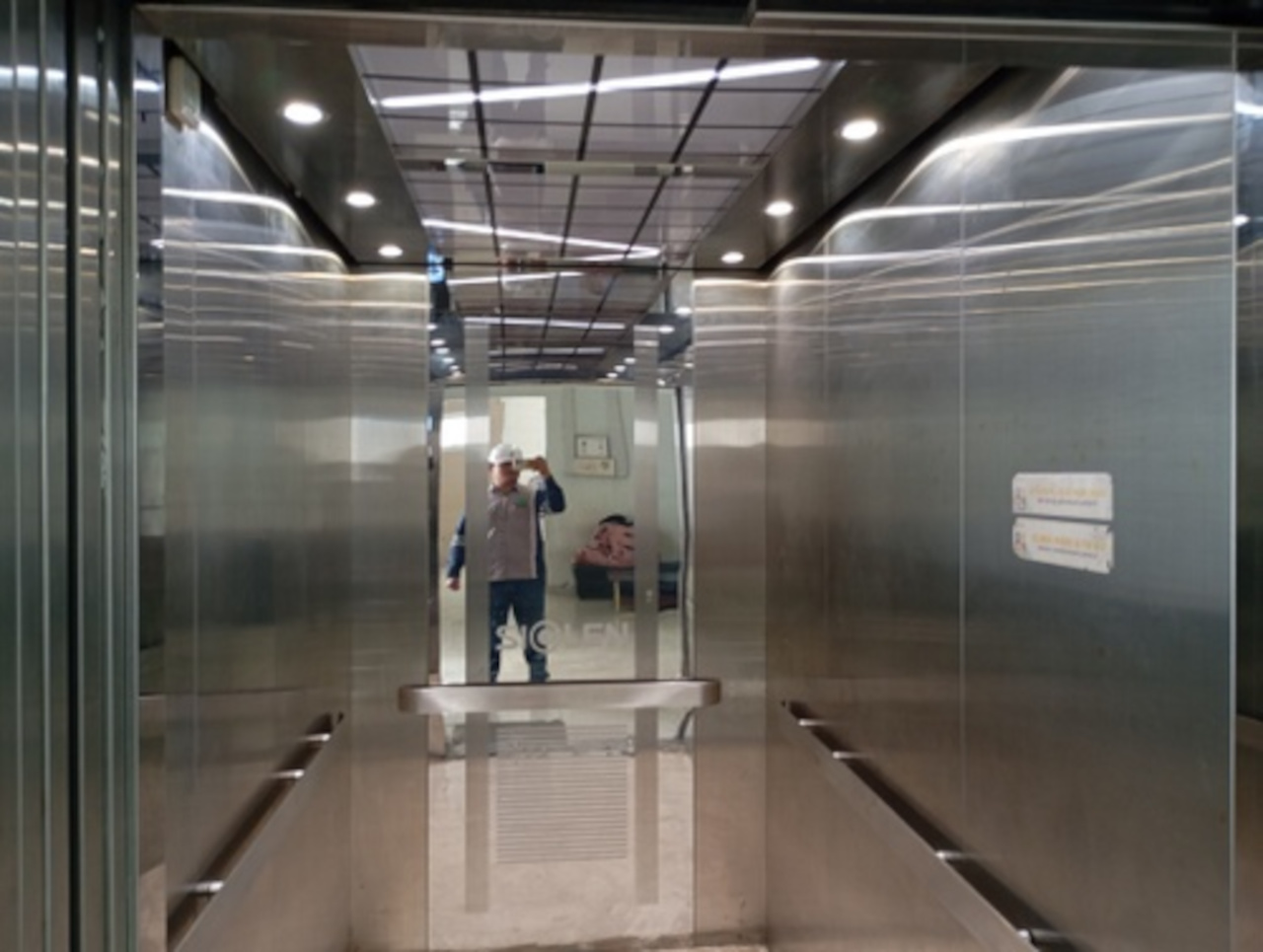 Syarat lift rumah sakit merupakan bagian penting dari perencanaan dan pengelolaan fasilitas kesehatan yang berfokus pada keselamatan pasien dan kelancaran pelayanan. Ketentuan ini mencakup ukuran kabin, kapasitas beban, pemisahan fungsi (seperti lift bersih dan kotor), hingga pemenuhan standar konstruksi dan regulasi pemerintah. Memastikan lift rumah sakit memenuhi persyaratan ini berarti melindungi nyawa serta mendukung efisiensi operasional harian.