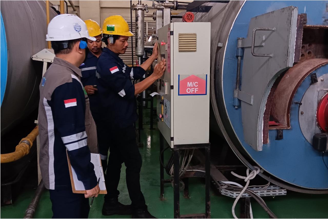 Syarat PJK3 Kemnaker adalah sejumlah ketentuan yang harus dipenuhi oleh perusahaan yang ingin memperoleh pengakuan sebagai penyelenggara jasa keselamatan dan kesehatan kerja dari Kementerian Ketenagakerjaan. Syarat ini mencakup kelengkapan dokumen legalitas perusahaan, kompetensi tenaga ahli dan teknis, kepemilikan sarana dan prasarana pendukung, serta komitmen untuk mematuhi peraturan perundang-undangan di bidang K3. Pemenuhan seluruh syarat tersebut menjadi tahap awal yang penting untuk dapat mengikuti proses evaluasi dan penilaian kelayakan sebagai PJK3.