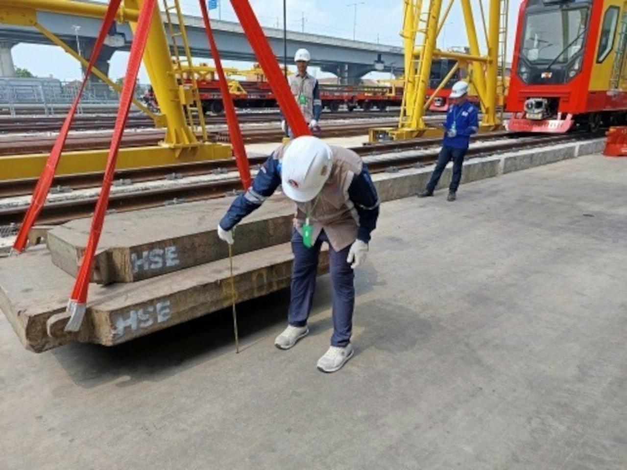 Uji beban Overhead Crane adalah proses pengujian yang dilakukan untuk memastikan crane dapat mengangkat dan menahan beban sesuai kapasitas yang ditentukan tanpa mengalami kerusakan atau gangguan fungsi. Proses ini bertujuan untuk menjamin bahwa alat tersebut aman digunakan dalam lingkungan kerja industri dan mampu bekerja sesuai standar operasional. Uji beban dilakukan sebelum crane dioperasikan secara rutin maupun setelah proses perbaikan atau modifikasi.