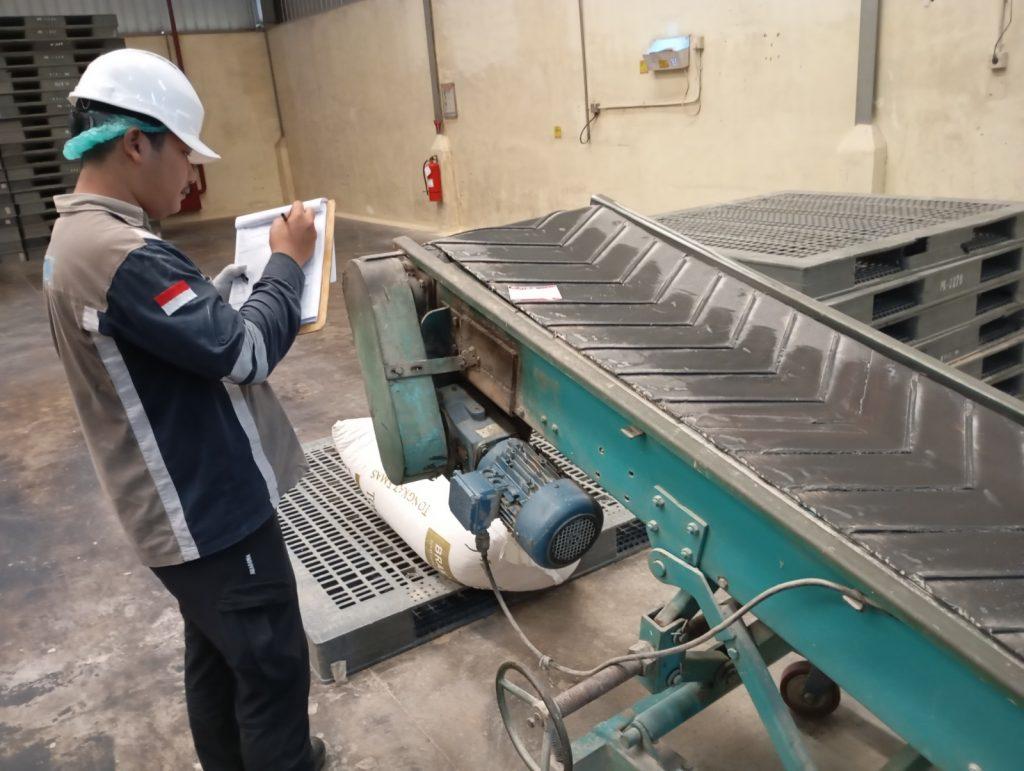Fungsi Belt Conveyor 2 Fungsi belt conveyor adalah mengangkut material secara kontinu dan efisien dalam sistem produksi atau distribusi. Dengan desain yang fleksibel, alat ini mampu bekerja di berbagai medan dan skenario industri, mulai dari manufaktur, pertambangan, hingga pergudangan. Keberadaannya membantu mempercepat alur kerja dan mengurangi ketergantungan pada tenaga manusia.