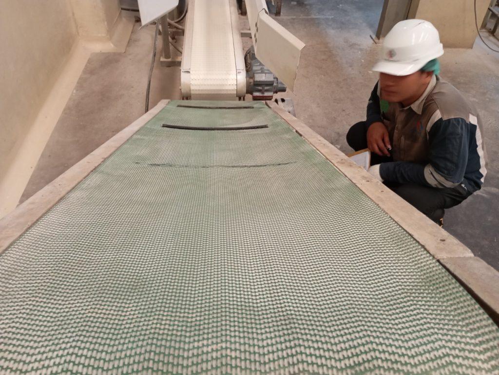 Fungsi Belt Conveyor 3 Fungsi belt conveyor adalah sebagai alat bantu utama dalam pemindahan barang atau bahan baku di jalur produksi. Conveyor ini bekerja secara otomatis dan konsisten, memungkinkan proses industri berjalan lebih cepat dan terkoordinasi. Selain itu, penggunaannya dapat meningkatkan produktivitas dan meminimalkan kesalahan manual.