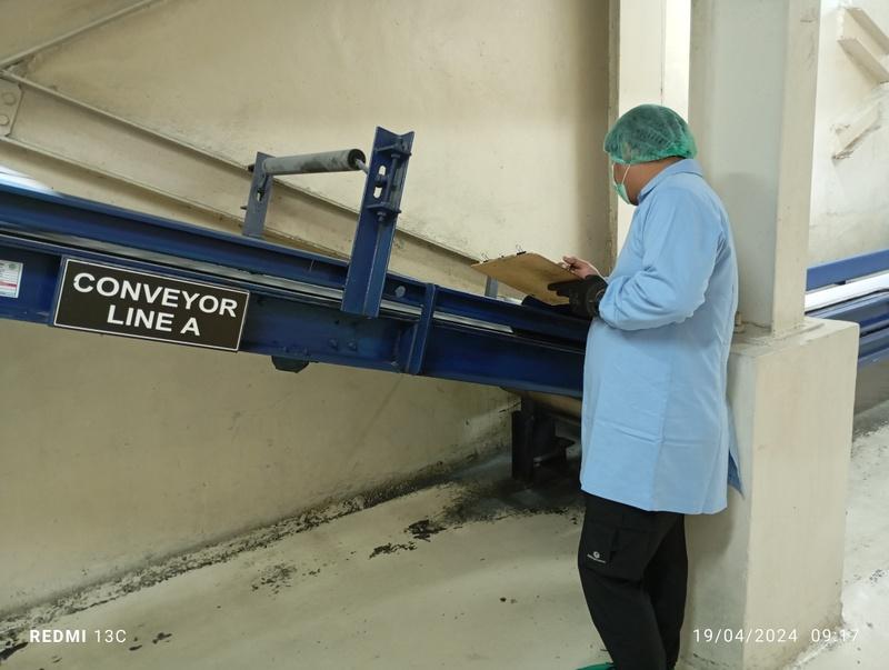 Fungsi Belt Conveyor 4 Fungsi belt conveyor adalah memfasilitasi transportasi barang dari satu lokasi ke lokasi lain dalam suatu sistem industri dengan tingkat efisiensi tinggi. Belt conveyor berperan penting dalam mendukung proses produksi yang berkesinambungan serta menjaga ritme kerja yang stabil di lini produksi.