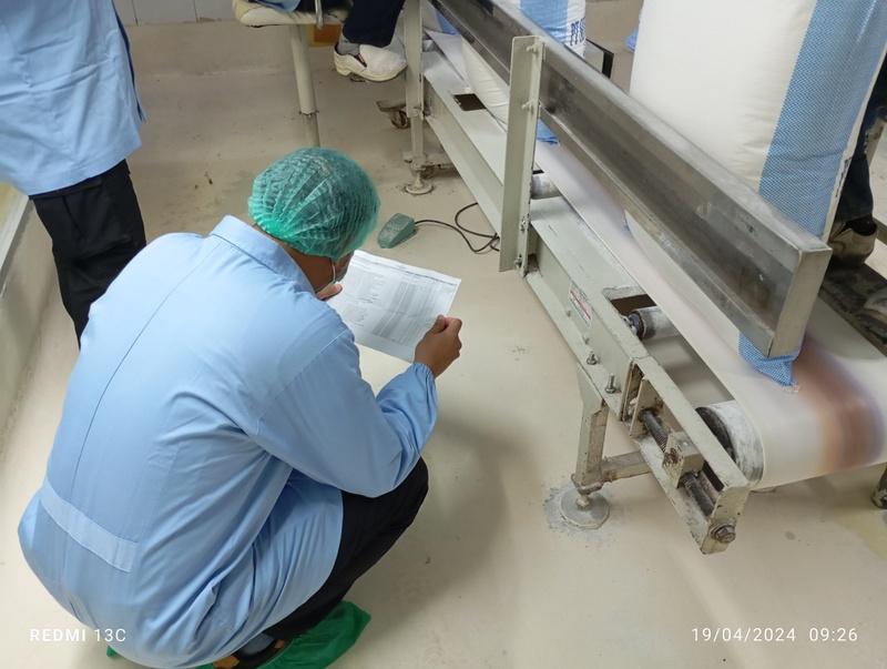 Fungsi Belt Conveyor 5 Fungsi belt conveyor adalah menyediakan solusi transportasi internal yang cepat, aman, dan ekonomis untuk berbagai jenis industri. Dengan kemampuan membawa beban dalam volume besar dan waktu singkat, alat ini sangat membantu dalam menjaga kelancaran operasional serta mengurangi waktu henti produksi.