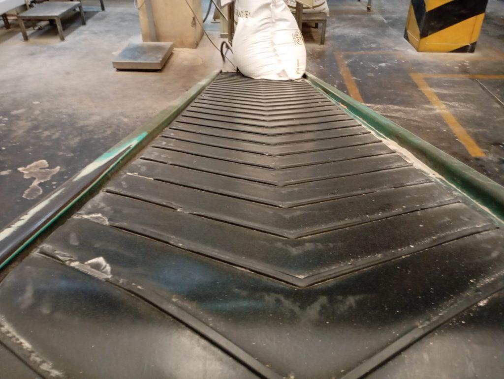 Fungsi Belt Conveyor 6 Fungsi belt conveyor adalah mengoptimalkan proses pemindahan bahan di berbagai sektor industri tanpa mengganggu alur kerja utama. Sistem ini dirancang untuk mendukung efisiensi logistik internal, menjaga kualitas produk selama pemindahan, dan mengurangi kelelahan kerja akibat pemindahan manual.