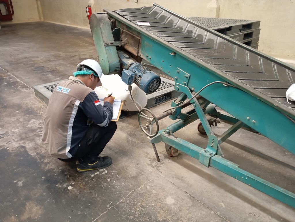 Jenis - jenis Belt Conveyor 8 Flat Belt Conveyor adalah jenis sabuk konveyor paling umum yang digunakan untuk memindahkan berbagai material secara horizontal. Sabuk datar ini biasanya terbuat dari karet, kain, atau bahan sintetis lainnya, dan digunakan dalam berbagai industri karena kesederhanaannya serta kemampuannya untuk membawa barang dalam jumlah besar dengan kecepatan tinggi