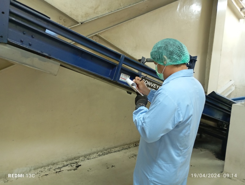 Jenis - jenis Belt Conveyor 2 Cleated Belt Conveyor memiliki tonjolan atau pembatas pada permukaan sabuk untuk mencegah material tergelincir saat melewati jalur menanjak atau menurun. Desain ini sangat berguna untuk memindahkan barang curah atau material granular dalam kondisi miring.