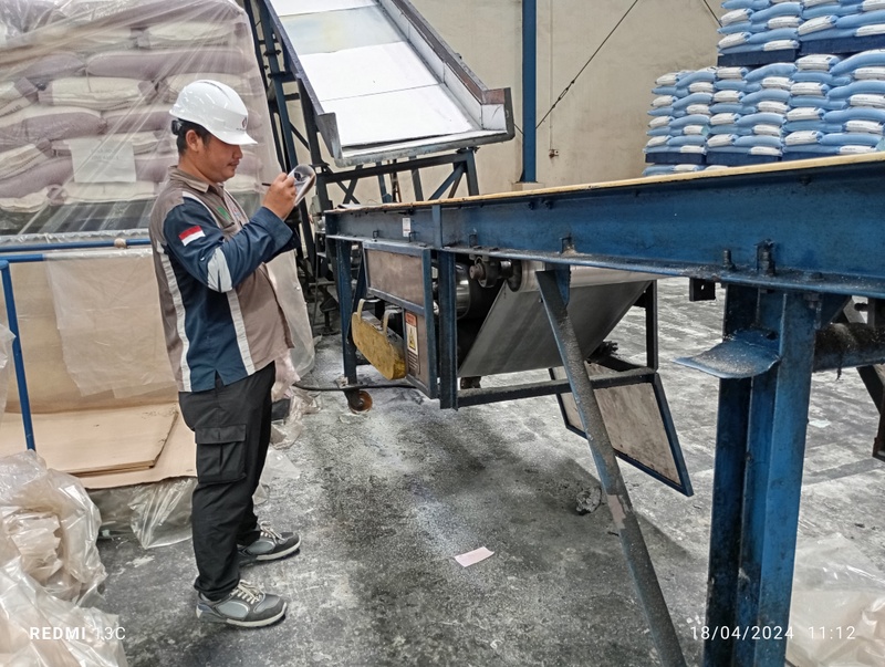 Jenis - jenis Belt Conveyor 3 Mesh Belt Conveyor menggunakan sabuk berbentuk kisi atau jaring yang memungkinkan sirkulasi udara dan aliran cairan. Konveyor jenis ini banyak digunakan dalam industri otomotif, logam, atau pengolahan makanan yang membutuhkan pendinginan atau pengeringan saat proses produksi.