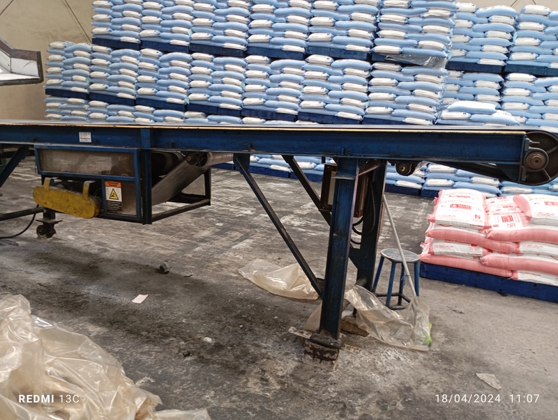 Jenis - jenis Belt Conveyor 4 Belt dengan Ujung Logam dirancang dengan bagian ujung berbahan logam untuk memberikan kekuatan tambahan dalam sistem konveyor kompleks. Biasanya digunakan di lingkungan industri yang mengandalkan presisi tinggi dan ketahanan terhadap beban berat seperti industri otomotif.