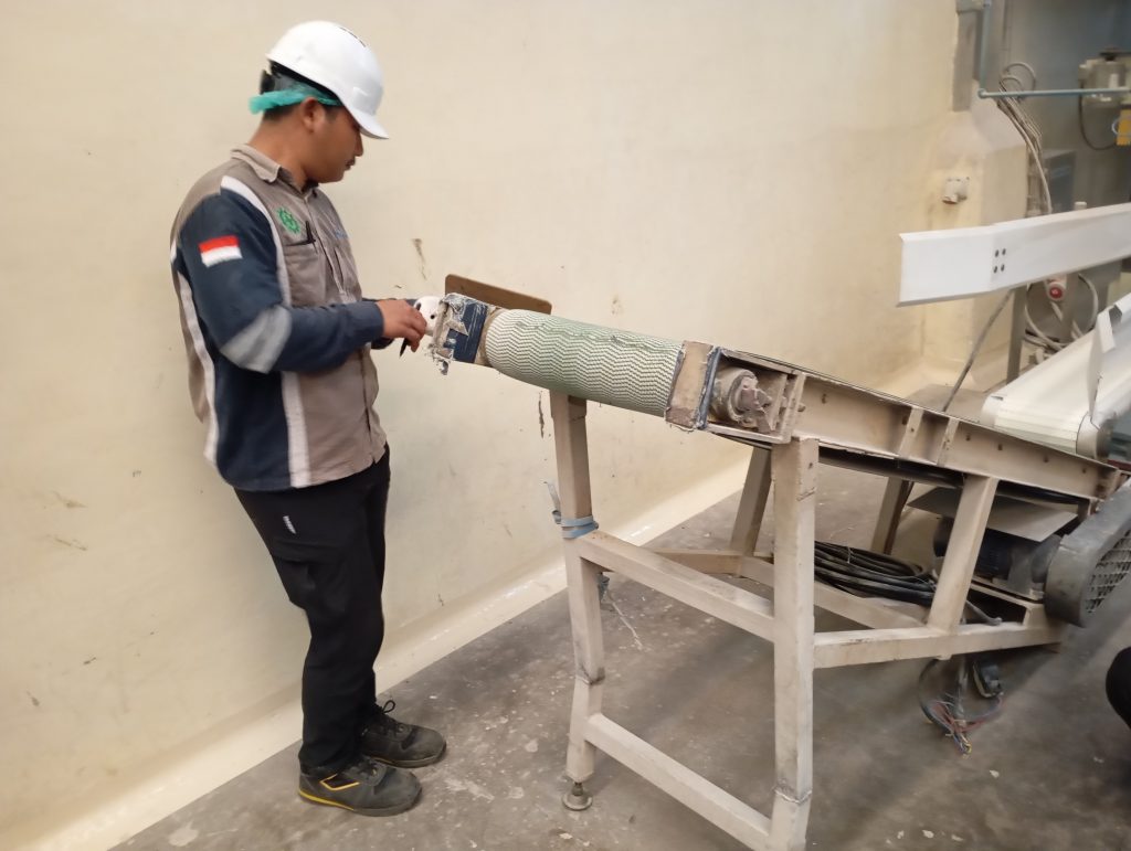 Jenis - jenis Belt Conveyor 5 Belt Berengsel memiliki desain lipatan seperti engsel logam, cocok untuk membawa material panas, tajam, atau padat dalam industri berat. Fleksibilitasnya memungkinkan sabuk ini bergerak di jalur yang tidak lurus sekalipun, tanpa kehilangan daya dukung terhadap beban.