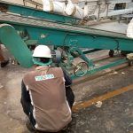 Flat Belt Conveyor adalah jenis sabuk konveyor paling umum yang digunakan untuk memindahkan berbagai material secara horizontal. Sabuk datar ini biasanya terbuat dari karet, kain, atau bahan sintetis lainnya, dan digunakan dalam berbagai industri karena kesederhanaannya serta kemampuannya untuk membawa barang dalam jumlah besar dengan kecepatan tinggi.