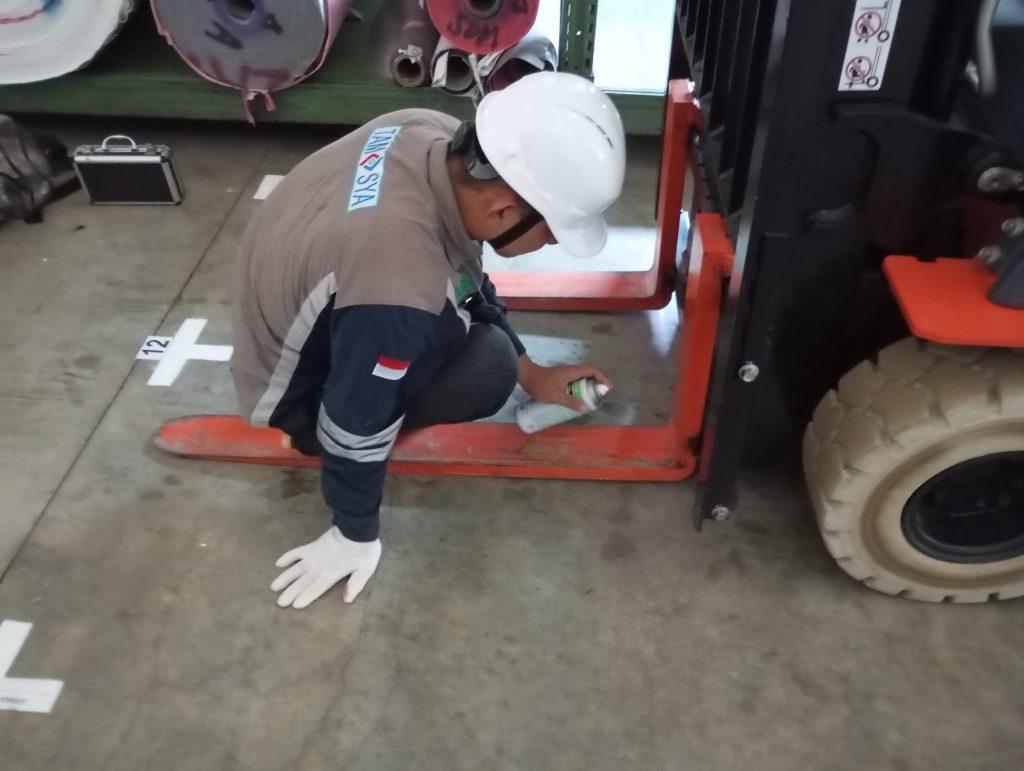 Pengujian Penetran (Penetrant Testing) 3 Penetrant Testing adalah teknik inspeksi visual berbasis cairan yang memanfaatkan penetran berwarna atau fluorescent untuk menyoroti ketidaksempurnaan pada permukaan benda kerja.