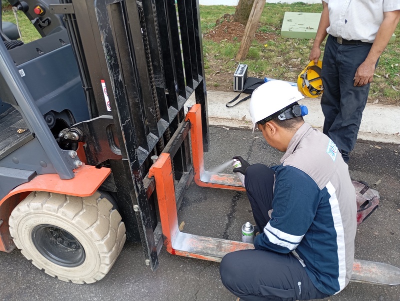 Pengujian Penetran (Penetrant Testing) 5 Pengujian Penetran /  Penetrant Testing adalah proses pemeriksaan permukaan material yang dilakukan dengan mengaplikasikan cairan penetran, membiarkannya meresap ke dalam cacat, dan kemudian mengungkapkannya dengan developer.