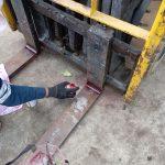 Pengujian Penetran/Penetrant Testing adalah salah satu metode pengujian non-destruktif (Non-Destructive Testing/NDT) yang digunakan untuk mendeteksi cacat atau ketidaksempurnaan pada permukaan material. Teknik ini bekerja dengan memanfaatkan cairan penetran yang meresap ke dalam celah atau retakan terbuka di permukaan, kemudian ditarik keluar oleh developer untuk membentuk indikasi visual. Penetrant Testing efektif untuk mengidentifikasi cacat seperti retakan, pori terbuka, atau goresan yang tidak terlihat oleh mata telanjang.