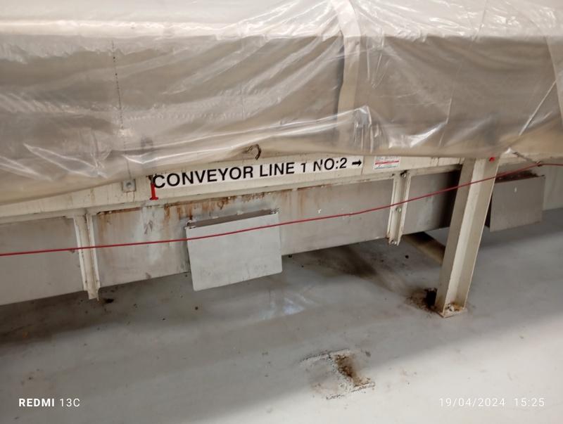 Prinsip Kerja Belt Conveyor 5 Prinsip kerja belt conveyor adalah suatu metode transportasi internal di mana material diletakkan di atas sabuk berjalan dan digerakkan oleh sistem penggerak mekanis. Sabuk ini bisa disesuaikan untuk berbagai kebutuhan, seperti kemiringan, kecepatan, maupun arah pergerakan. Dengan mekanisme sederhana namun efektif, sistem ini mampu menghemat waktu dan biaya operasional.