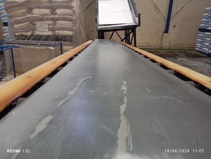 Prinsip Kerja Belt Conveyor 4 Prinsip kerja belt conveyor adalah memanfaatkan gerakan sabuk berbahan elastis atau karet yang digerakkan oleh motor untuk mengangkut beban secara terus menerus. Sistem ini dirancang agar mampu bekerja secara efisien dengan gesekan minimal dan ketahanan tinggi terhadap beban. Kepraktisan dan kecepatannya membuat belt conveyor banyak diterapkan dalam lini produksi modern.