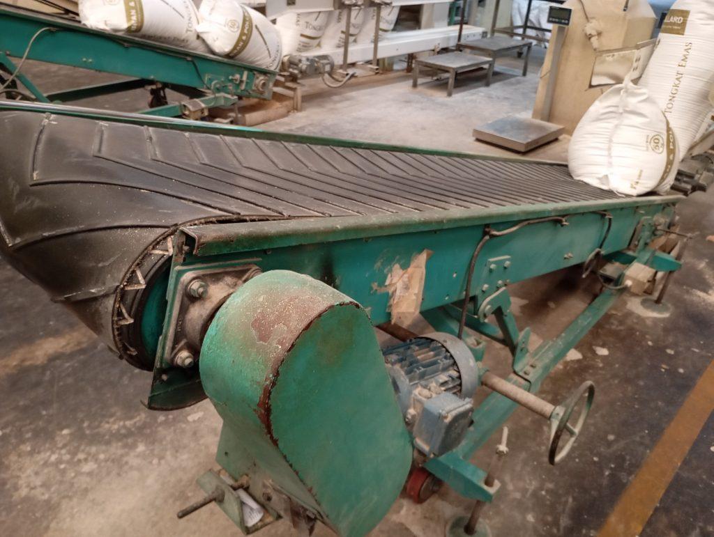 Prinsip Kerja Belt Conveyor 2 Prinsip kerja belt conveyor adalah menggerakkan material secara kontinu melalui sabuk yang berputar dengan bantuan motor dan pulley. Sabuk ini membawa beban dari satu titik ke titik lainnya dengan kecepatan dan arah yang dapat dikendalikan sesuai kebutuhan proses produksi. Sistem ini sangat berguna dalam meningkatkan efisiensi operasional, terutama pada jalur distribusi dan manufaktur.