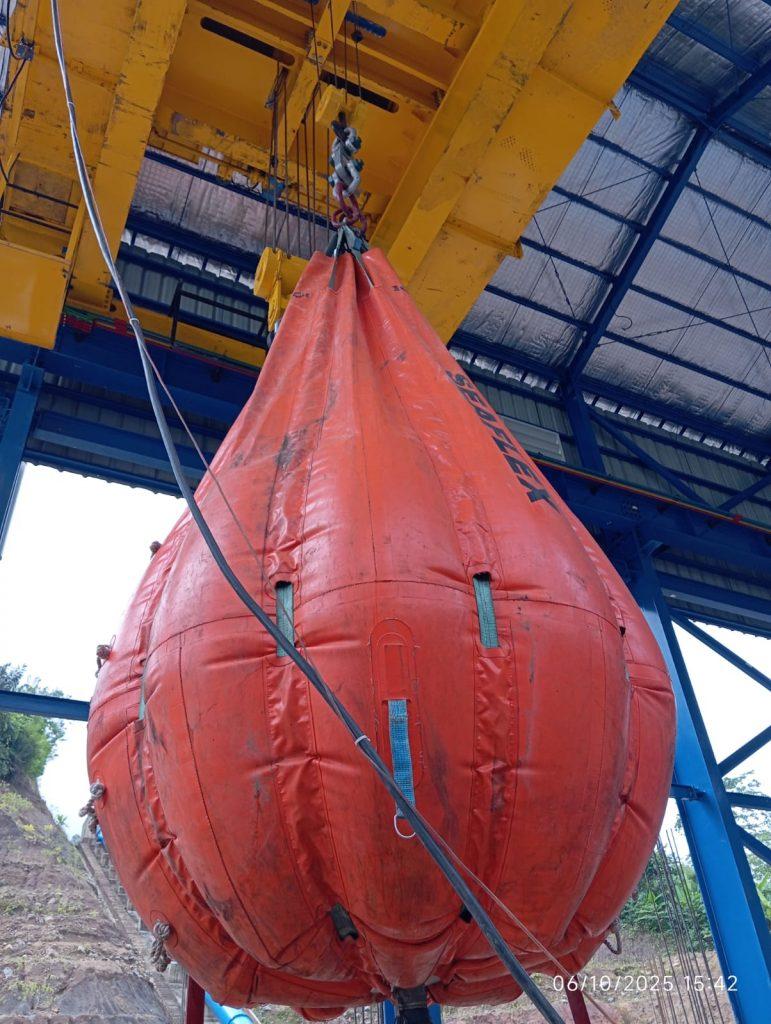 Sewa Water Bag 3 Sewa Water Bag adalah layanan yang menyediakan kantong pengujian berbahan tahan tekanan tinggi, digunakan untuk menguji kekuatan alat angkat seperti crane dan lifeboat. Water bag banyak digunakan karena kemudahan pengangkutan dan efisiensi pelaksanaannya.