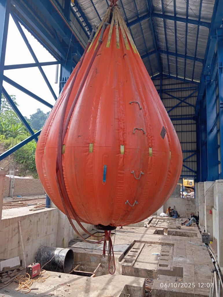 Sewa Water Bag 5 Sewa Water Bag adalah alternatif modern dan efisien untuk melakukan pengujian beban tanpa harus menggunakan beban padat seperti beton atau logam. Dengan sistem fleksibel, water bag cocok untuk berbagai kondisi lapangan dan kapasitas pengangkatan.