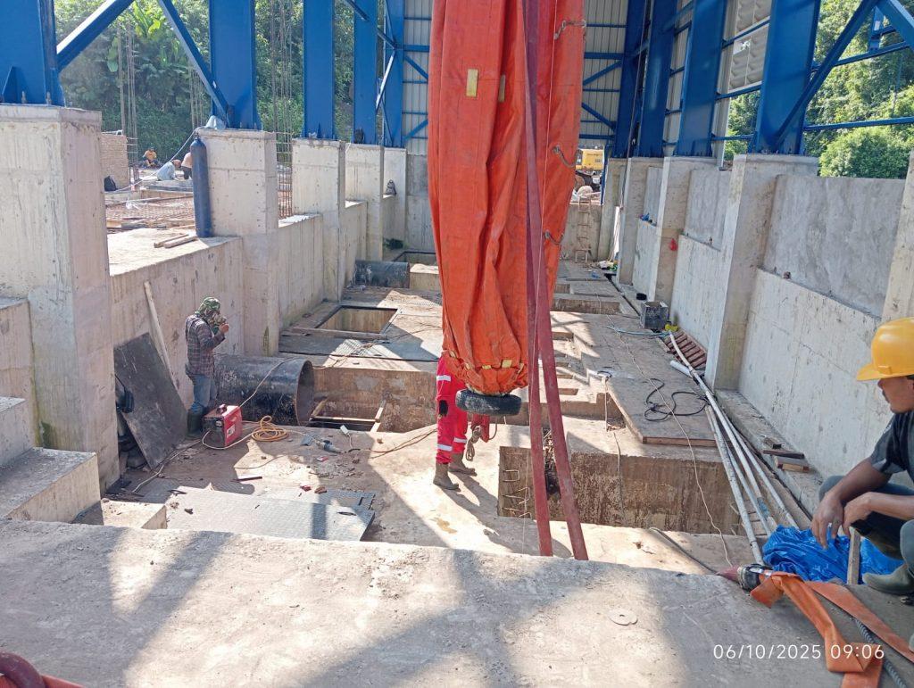 Sewa Water Bag 7 Sewa Water Bag adalah solusi praktis untuk pengujian beban pada peralatan angkat dengan menggunakan kantong air khusus yang dapat diisi sesuai kapasitas yang dibutuhkan. Alat ini sangat cocok digunakan untuk memastikan performa alat berat tetap sesuai standar operasional.