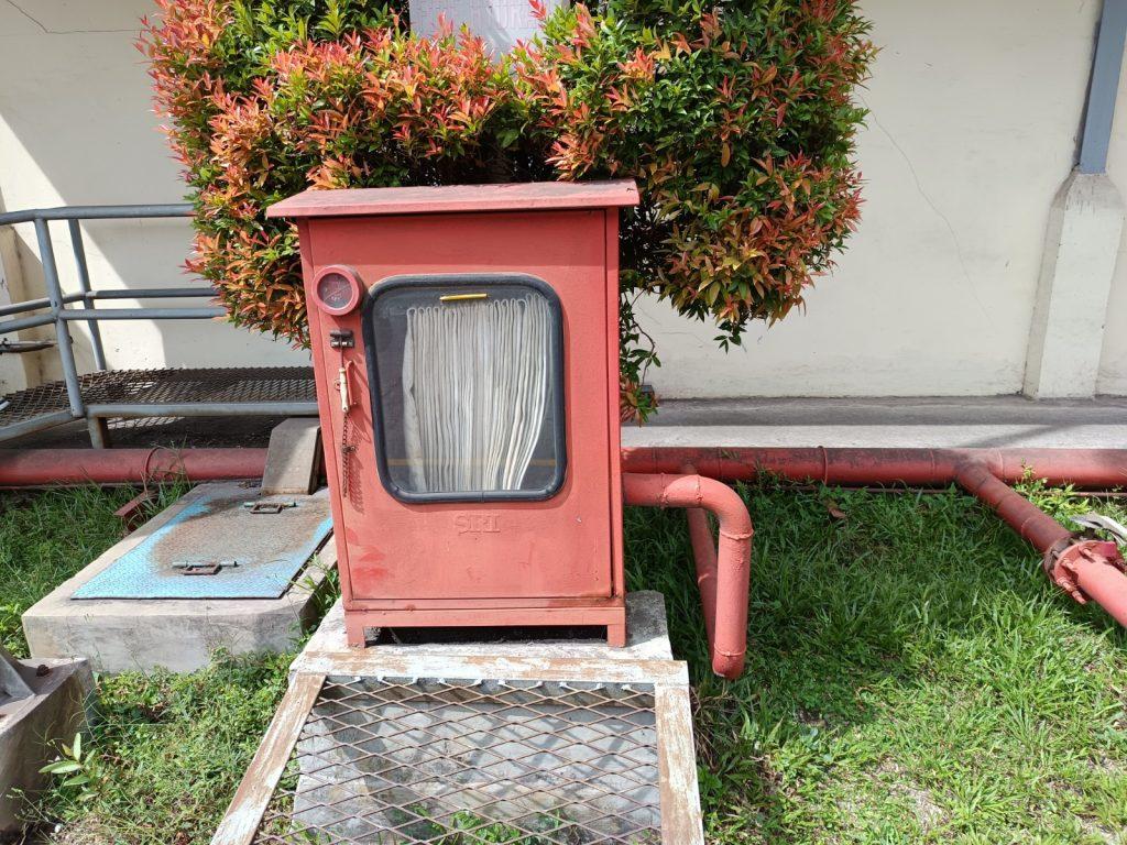 Standar desain jarak hydrant adalah sekitar 35 hingga 38 meter antar unit hydrant pillar, disesuaikan dengan luas cakupan proteksi sekitar 1000 meter persegi dan jangkauan semprotan nozzle sejauh 5 meter.