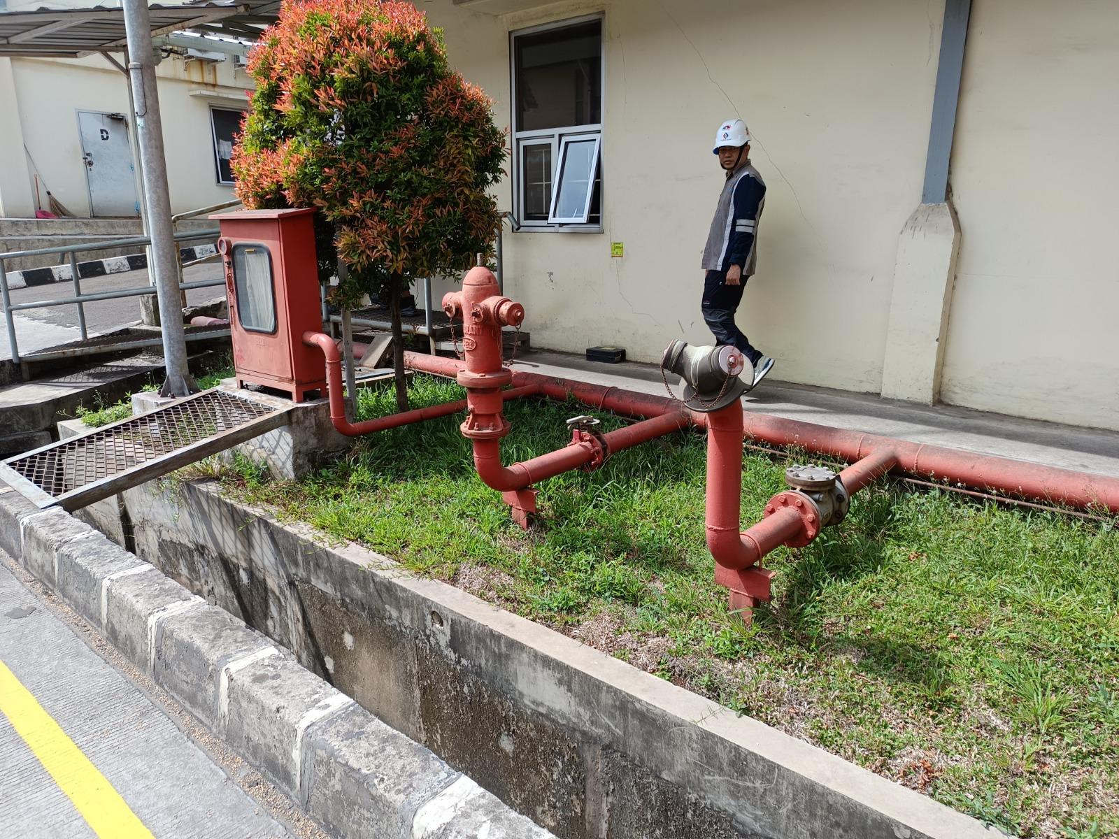 Jarak standar antar hydrant pillar (tiang hydrant) umumnya sekitar 35–38 meter. Perhitungan ini didasarkan pada cakupan proteksi hydrant yang mampu menjangkau area seluas 1000 meter persegi, dengan jangkauan semprotan air nozzle mencapai 5 meter dari titik hydrant.