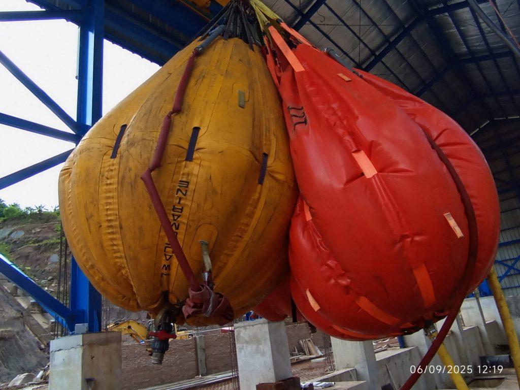 Uji Beban Kantung Air (Water Bag Load Test) 2 Uji Beban Kantung Air (Water Bag Load Test) adalah teknik uji beban yang menggunakan kantong air untuk mensimulasikan tekanan kerja pada alat angkat dan struktur teknik. Metode ini semakin populer karena lebih aman, fleksibel, dan mudah digunakan di berbagai medan kerja.