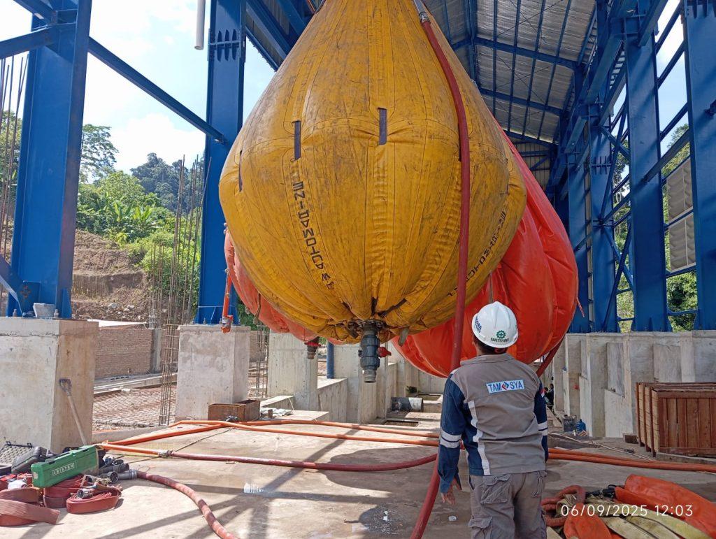 Uji Beban Kantung Air (Water Bag Load Test) 3 Uji Beban Kantung Air (Water Bag Load Test) adalah metode yang dirancang untuk menguji kekuatan dan kestabilan alat seperti crane, hoist, atau jembatan dengan menggunakan beban cair yang dikendalikan secara presisi melalui pengisian air.