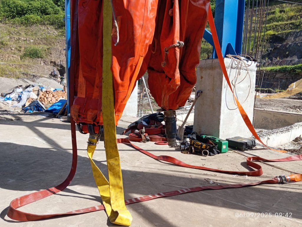 Uji Beban Kantung Air (Water Bag Load Test) 5 Uji Beban Kantung Air (Water Bag Load Test) adalah bagian penting dari proses sertifikasi alat angkat dan struktur, yang mengutamakan keselamatan kerja dengan cara pengujian yang lebih terkendali dan efisien.