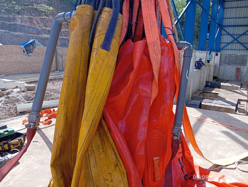 Uji Beban Kantung Air (Water Bag Load Test) 7 Uji Beban Kantung Air (Water Bag Load Test) adalah cara terbaik untuk memverifikasi kekuatan struktur melalui simulasi beban yang akurat dan aman, menggunakan media air yang mudah dikendalikan dan tidak berbahaya.