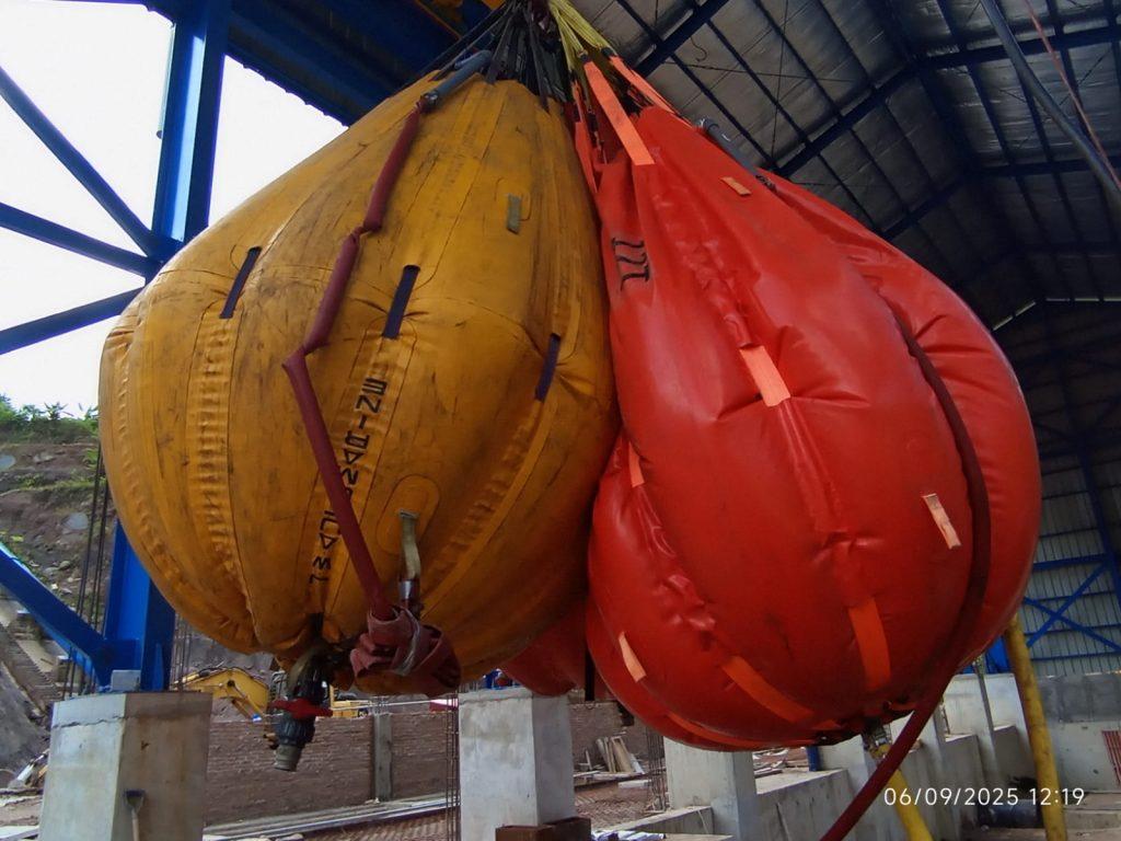 Water Bag untuk Load Test adalah perangkat yang digunakan untuk memastikan bahwa peralatan angkat mampu bekerja sesuai kapasitas maksimumnya.