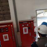 Cara melakukan pemeriksaan hydrant adalah proses pengecekan sistem pemadam kebakaran yang dilakukan secara menyeluruh untuk memastikan semua komponen bekerja dengan baik dan siap digunakan saat kondisi darurat terjadi. Pemeriksaan ini mencakup persiapan alat dan personel, pengecekan visual pada hydrant dan area sekitarnya, pengujian tekanan serta aliran air, hingga pemeriksaan perlengkapan seperti selang, nozzle, dan pompa hydrant. Setiap temuan dicatat dalam dokumentasi dan diikuti dengan tindakan perbaikan atau pemeliharaan berkala. Pemeriksaan yang dilakukan secara rutin dan sesuai standar akan meningkatkan keandalan sistem serta mendukung penerapan keselamatan dan kesehatan kerja (K3) di lingkungan kerja.