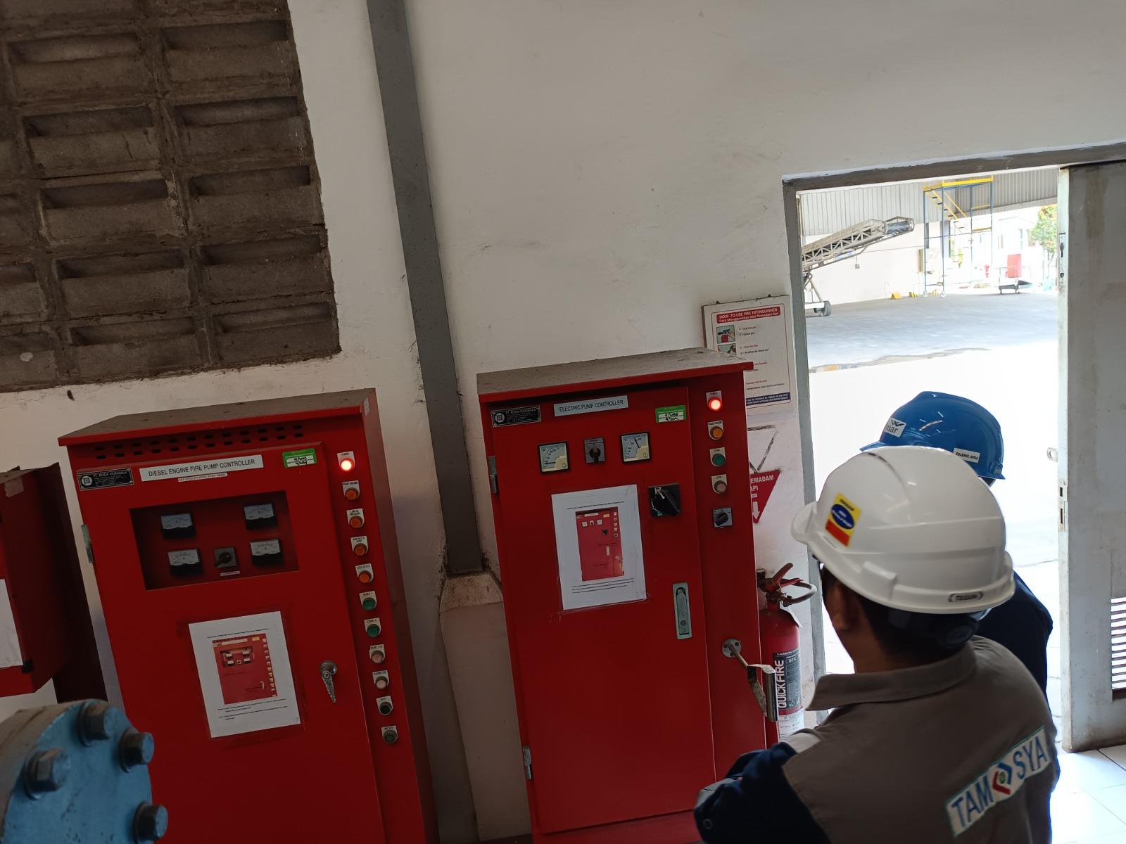 Cara melakukan pemeriksaan hydrant adalah proses pengecekan sistem pemadam kebakaran yang dilakukan secara menyeluruh untuk memastikan semua komponen bekerja dengan baik dan siap digunakan saat kondisi darurat terjadi. Pemeriksaan ini mencakup persiapan alat dan personel, pengecekan visual pada hydrant dan area sekitarnya, pengujian tekanan serta aliran air, hingga pemeriksaan perlengkapan seperti selang, nozzle, dan pompa hydrant. Setiap temuan dicatat dalam dokumentasi dan diikuti dengan tindakan perbaikan atau pemeliharaan berkala. Pemeriksaan yang dilakukan secara rutin dan sesuai standar akan meningkatkan keandalan sistem serta mendukung penerapan keselamatan dan kesehatan kerja (K3) di lingkungan kerja.